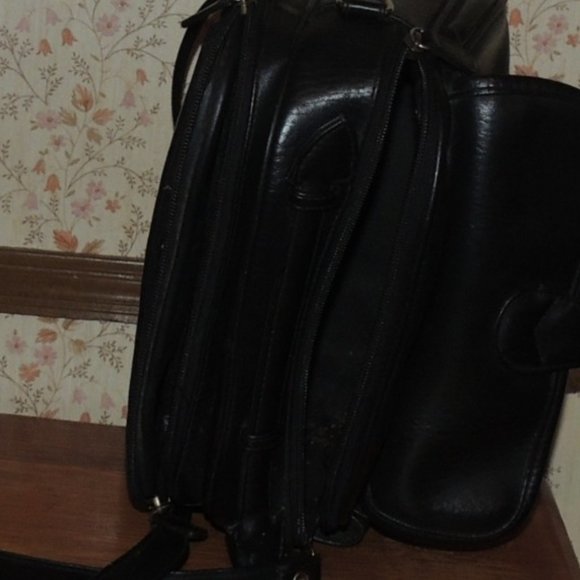 black purse faux leather man made material looks like 10 poches to put stuff - Picture 3 of 5